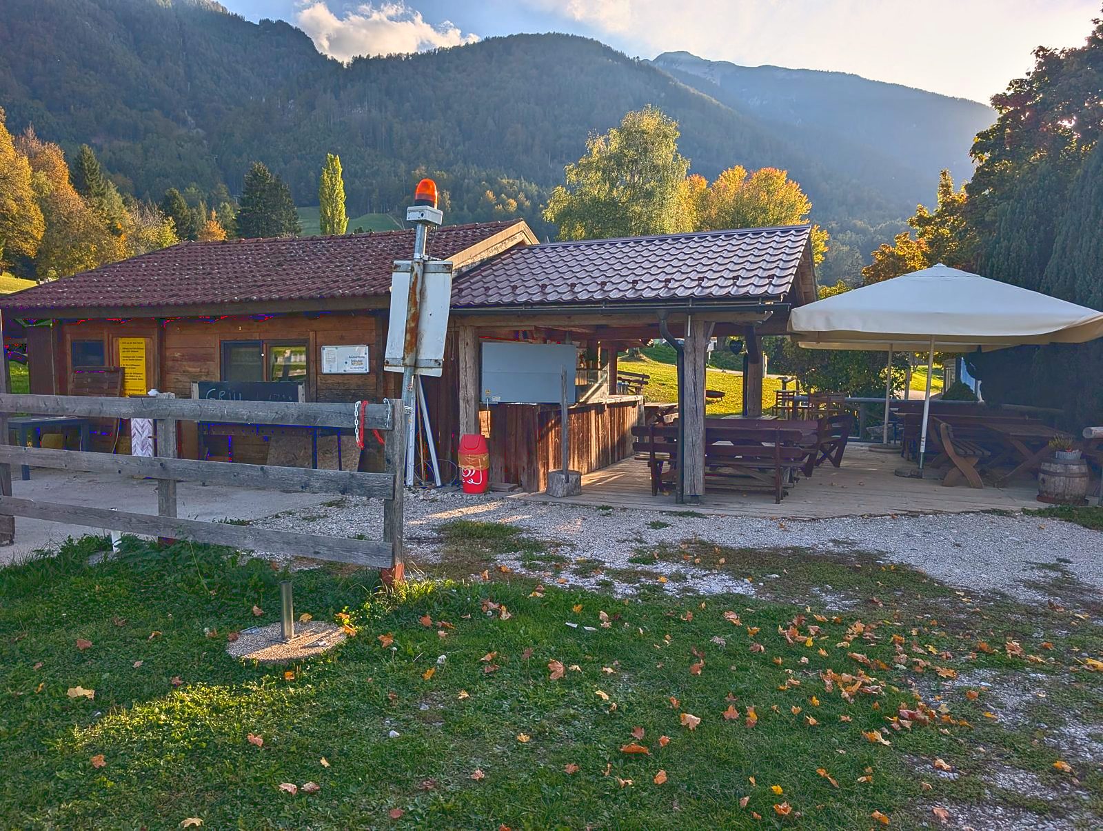 Das Petzen-Nest mit Blick auf die Berge